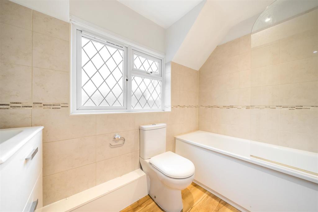 10 Critchmere Vale - Family Bathroom.jpg