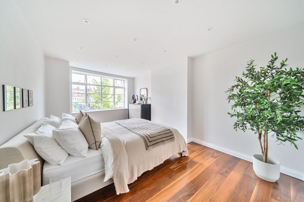 Flat 113 Coles House, 107 -143 Muswell Hill, London, N10 3HS