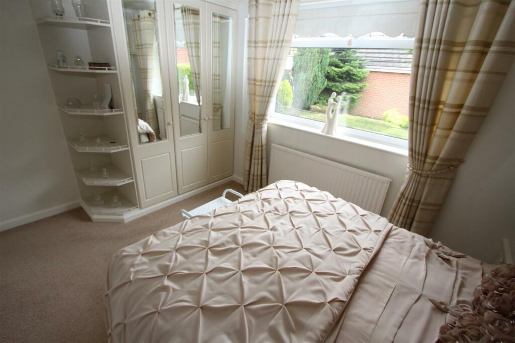 bedroom 1.JPG