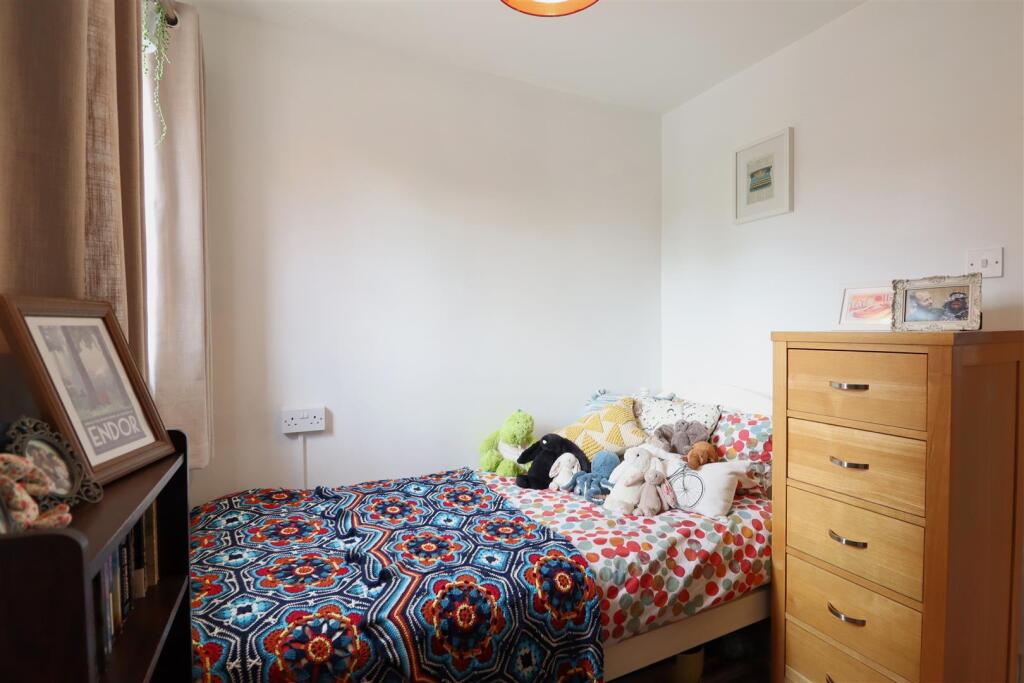 Ivens Close- second bedroom.JPG