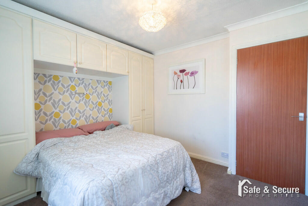 32 Leyland Close-...