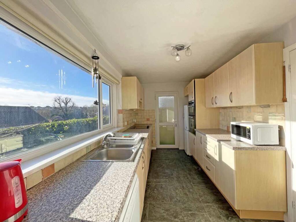 Hopton Close 6 - Kitchen.jpg