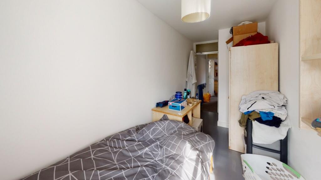 A compact, bright single bedroom featuring a ne...