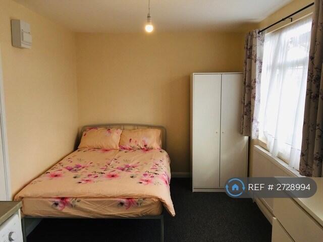 Grenoble Gardens, London, N13