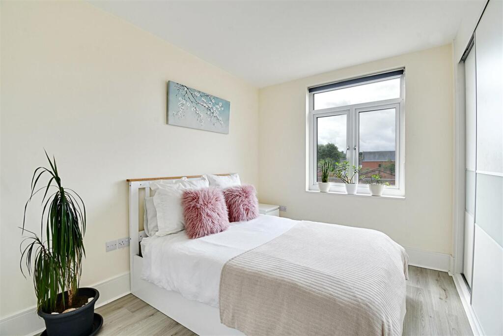 Bedroom 1_1.jpg