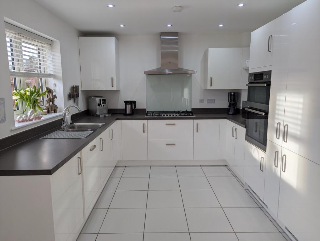 Fully Fitted Kitchen 