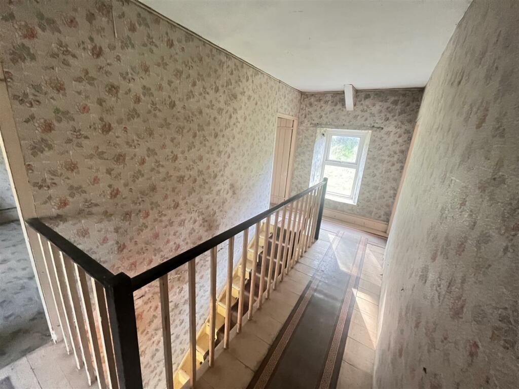 GALLERIED LANDING