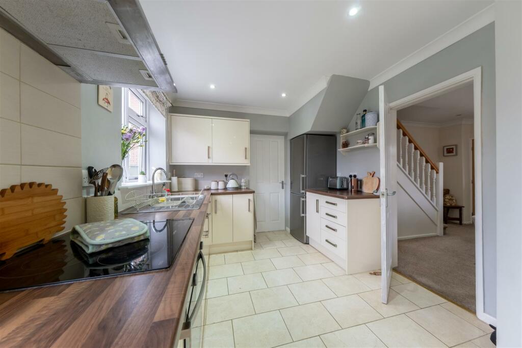 4 Oaktree Close-002.jpg