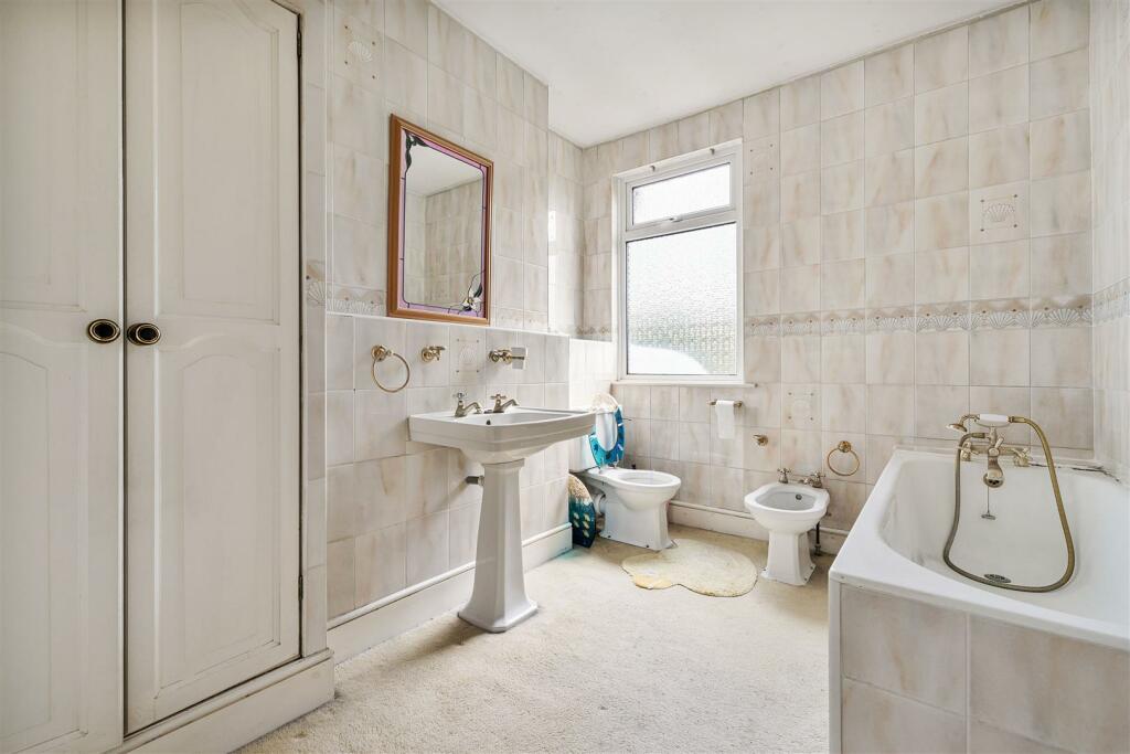 Chigwell Road, E18
