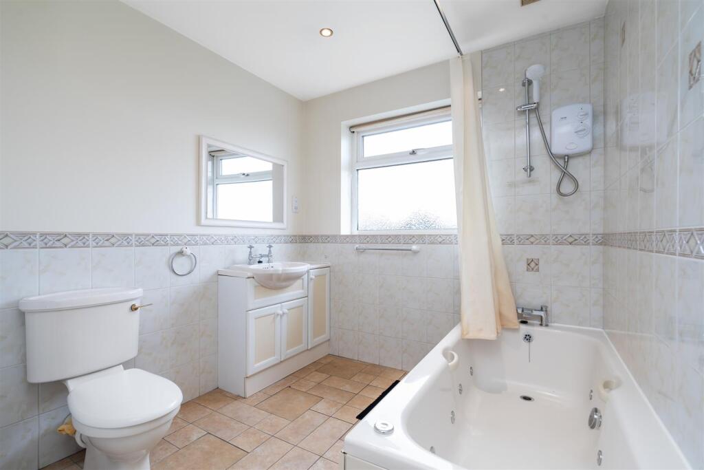 47 Chantry Heath Crescent_13.jpg