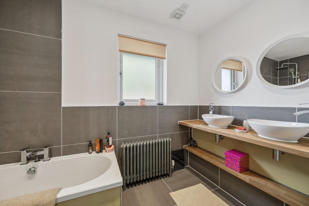 Master Bedroom En - Suite