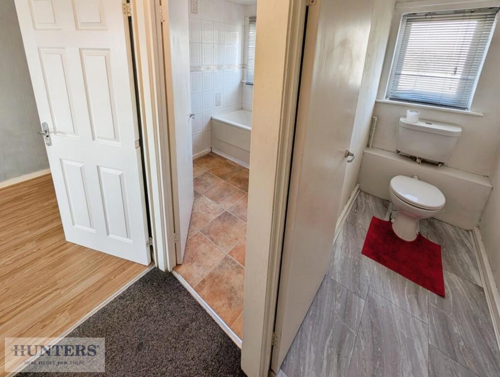 Bathroom Separate W/c