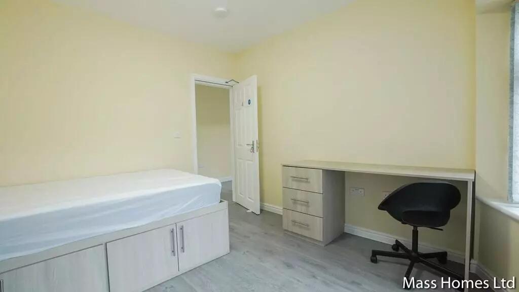 Bright and tidy single bedroom featuring a comf...