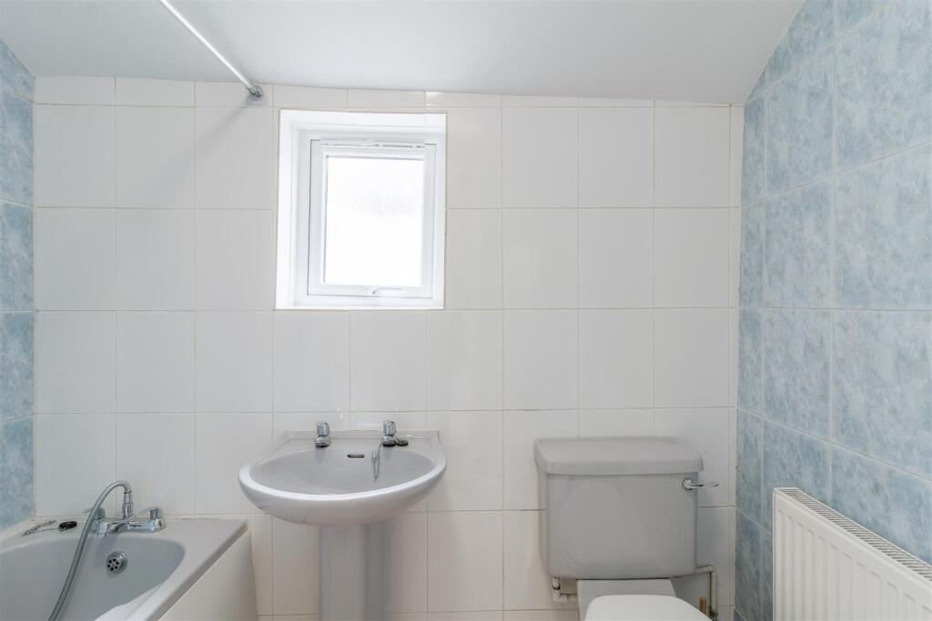 31 Whitworth Road bathroom.jpg