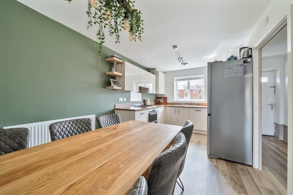 Lynx Street 4 Bedroom Detached For Sale - Dining a