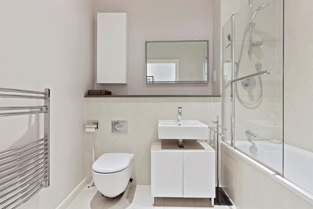 Modern flats in E14.jpg