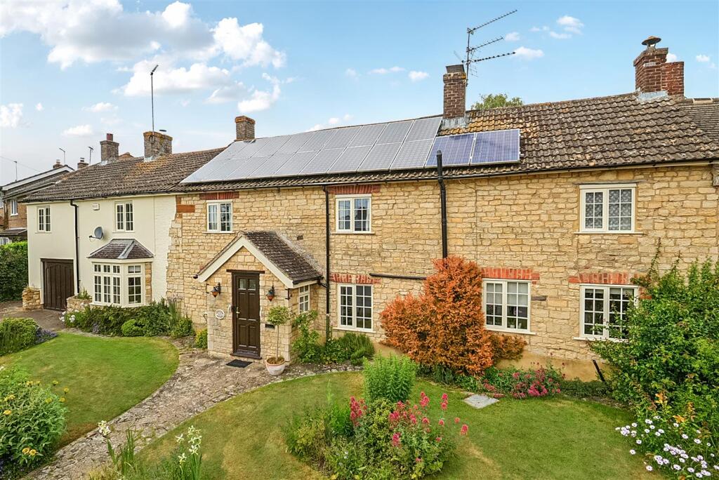 Bricklayers Cottage, 11 Careys Road, Pury End (1) 