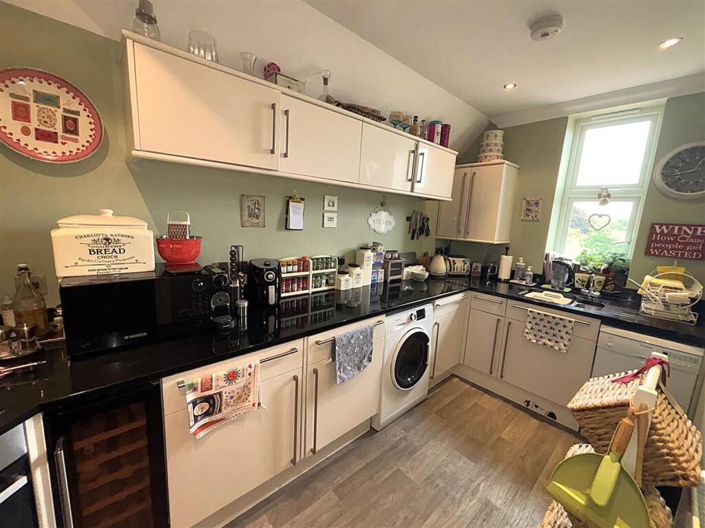 FITTED KITCHEN