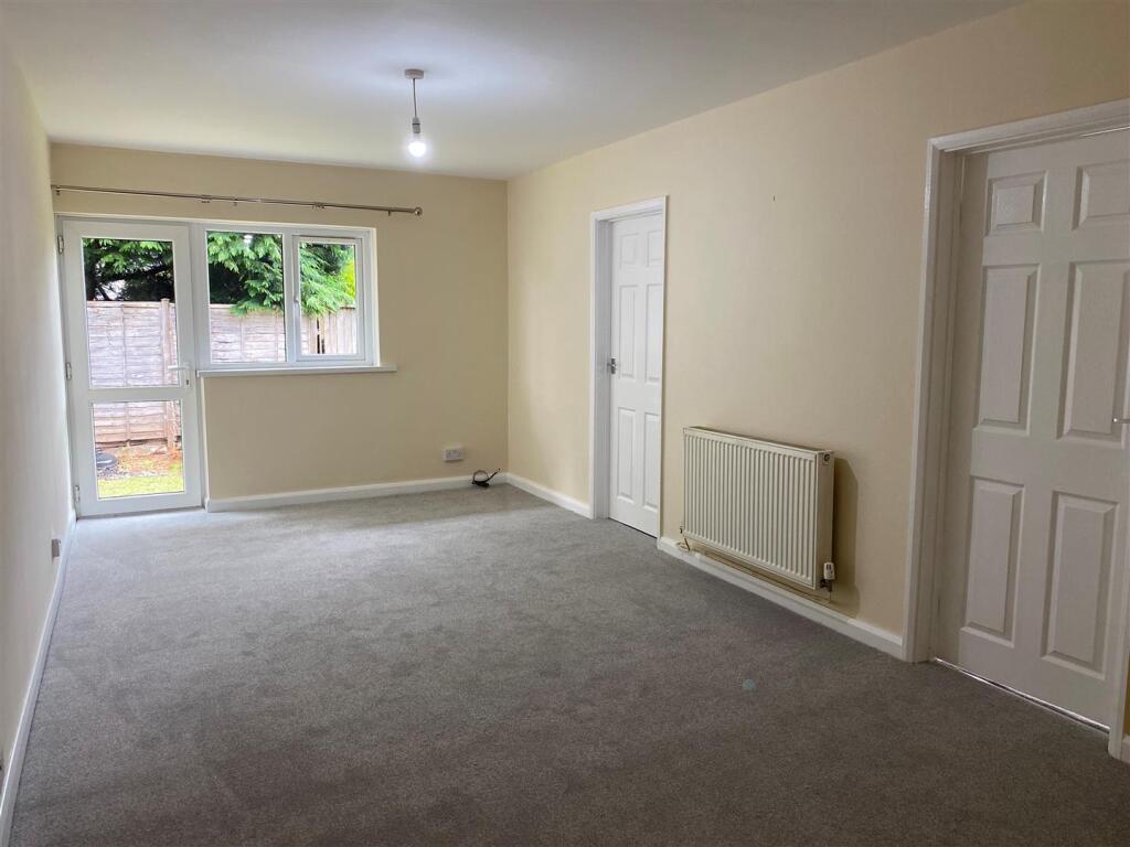 3 Maplewood Court - living room.jpg