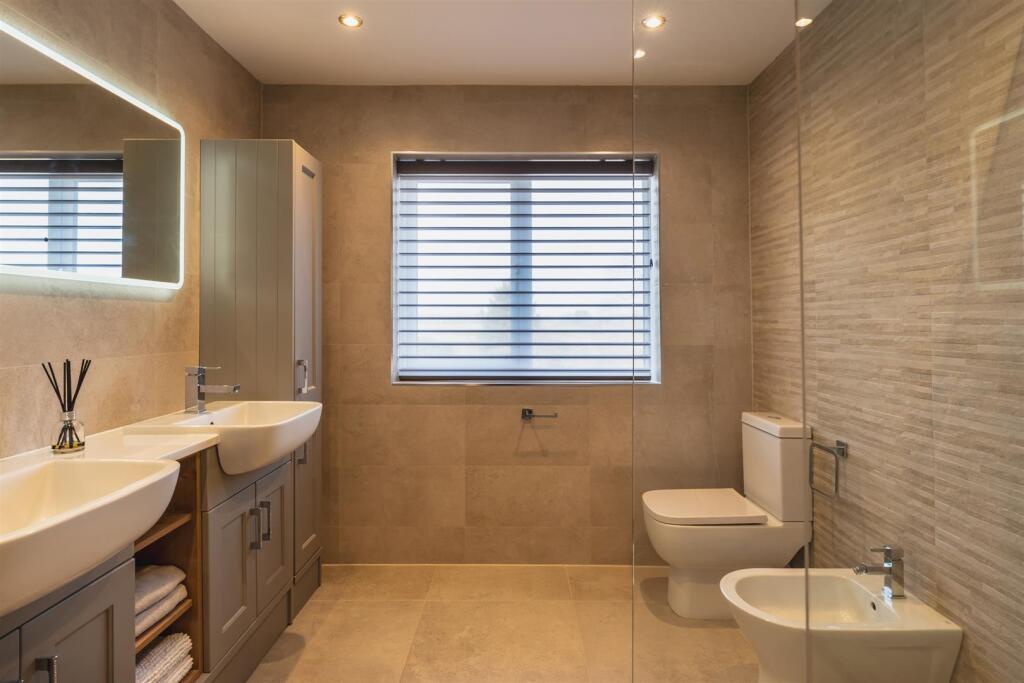Master En-Suite Bathroom