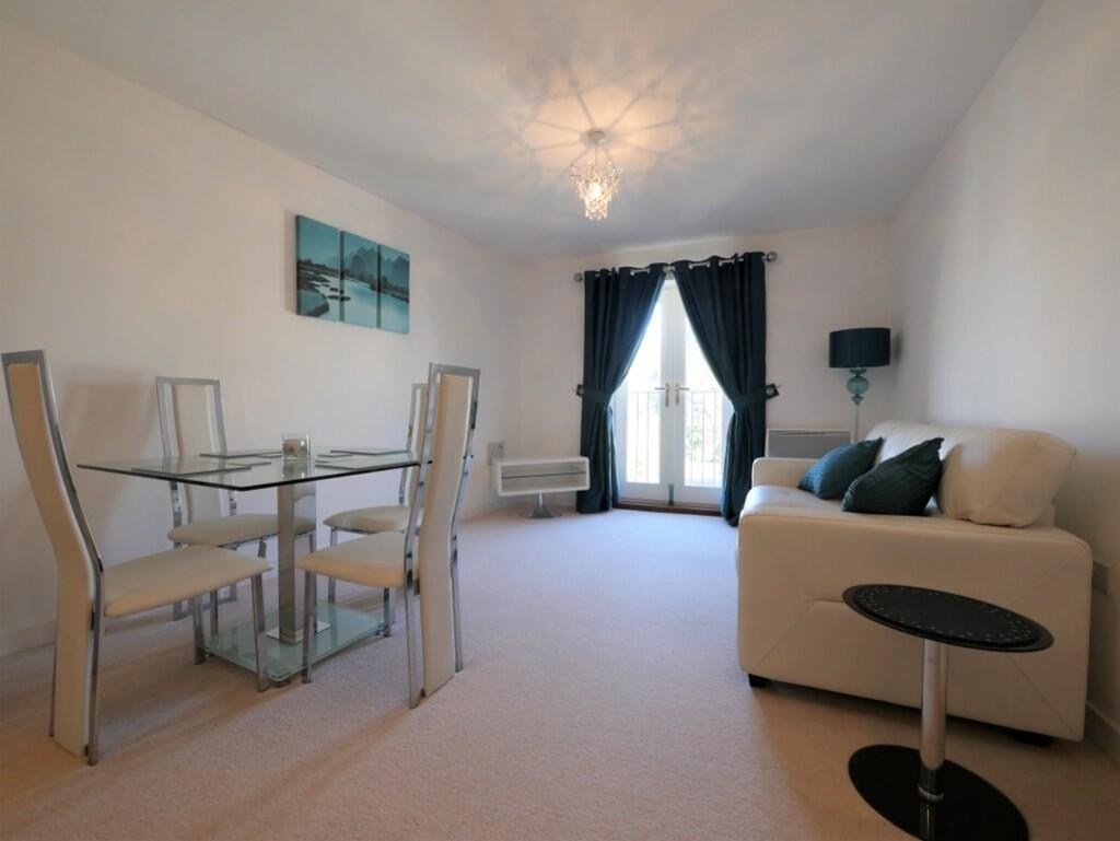 LOUNGE &amp; DINI...