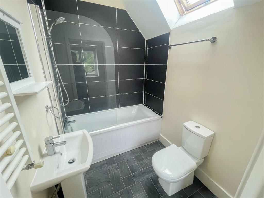 EN-SUITE BATHROOM