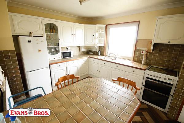 KITCHEN / BREAKFAST ROOM