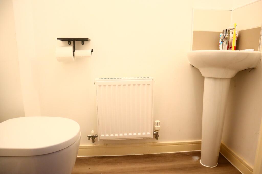 Cicerio Cr, Fairfields - Cloakroom 