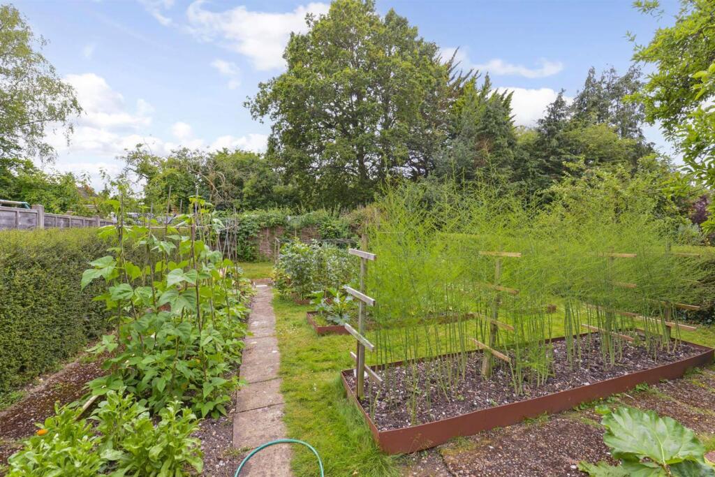 10 Woodway, Guildford (26)-1920.jpg