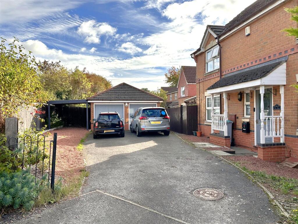 Substantial Driveway &amp; Double Garage 913