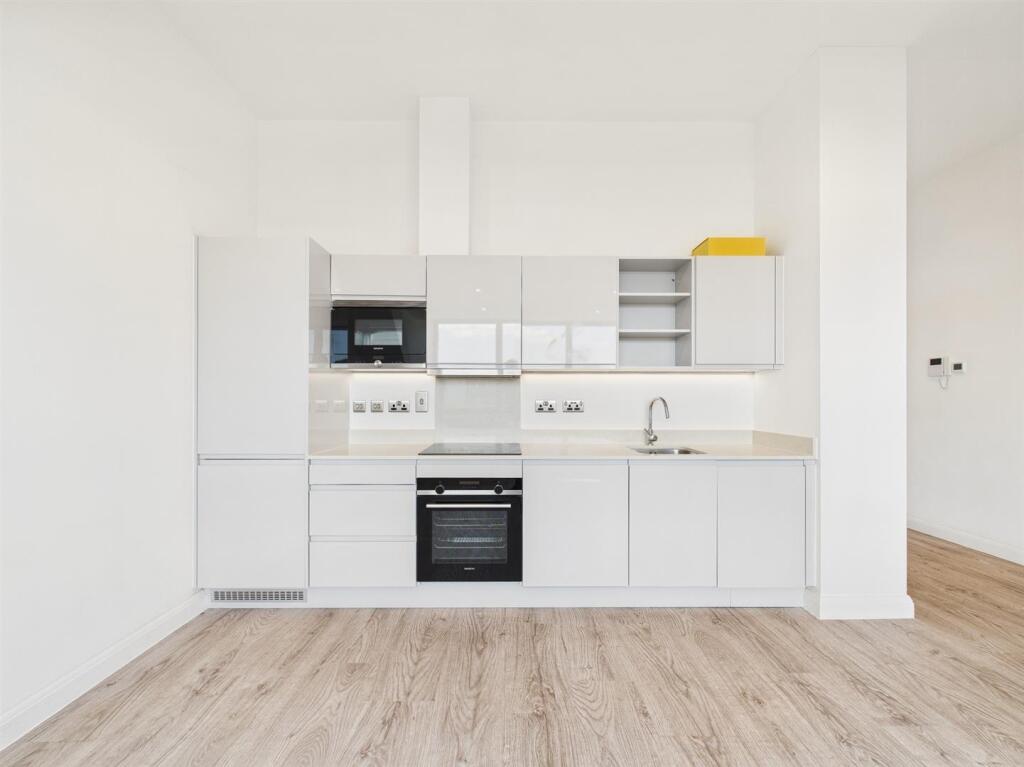 6 - Modern 2-Bedroom Flat for Auction in Bath.jpg