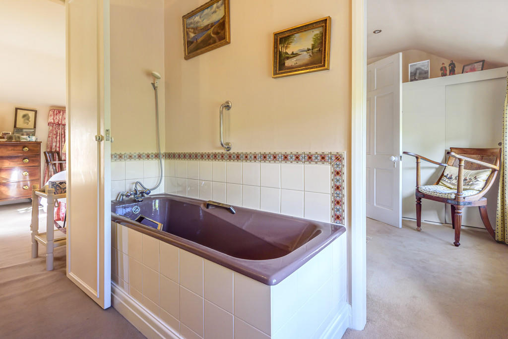 Ensuite Bathroom ...