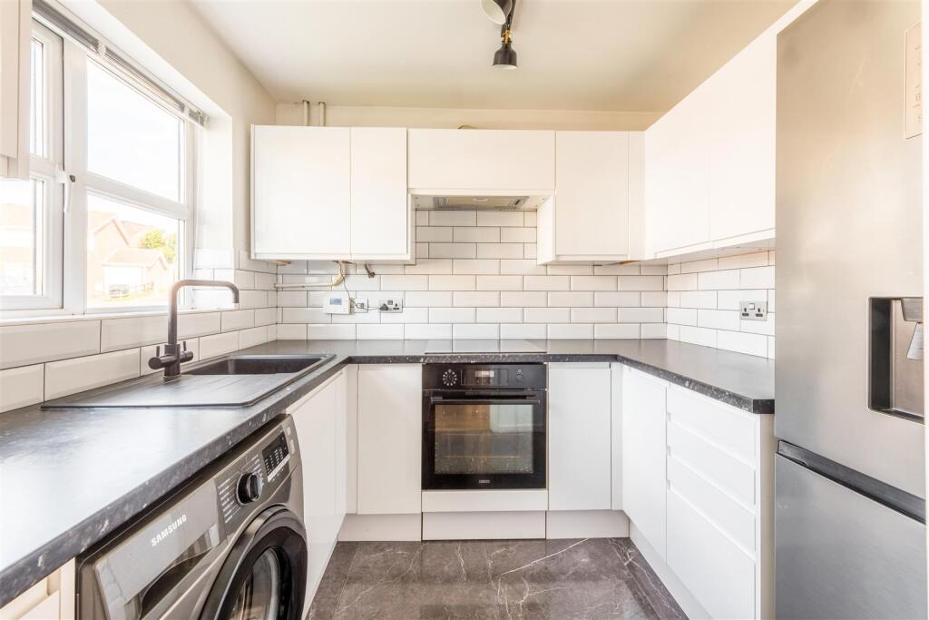 8 Blackthorne Close-3.jpg