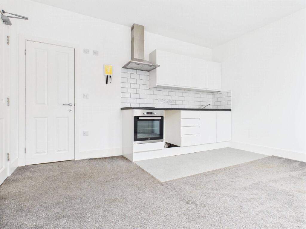 Studio Room: Kitchen