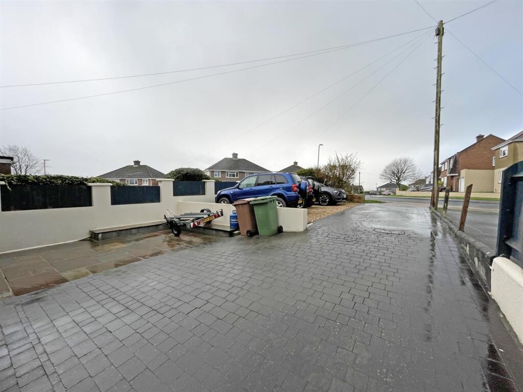 Moreton Ave 27 - Driveway.jpg