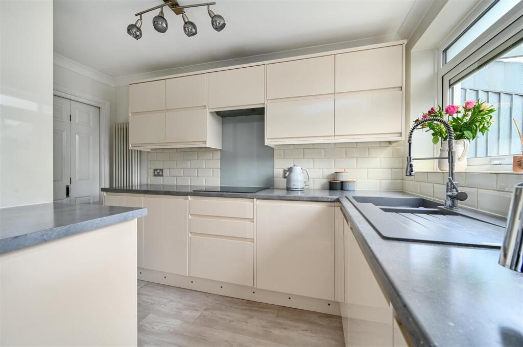 16 ridge close, bn41 (18).jpg