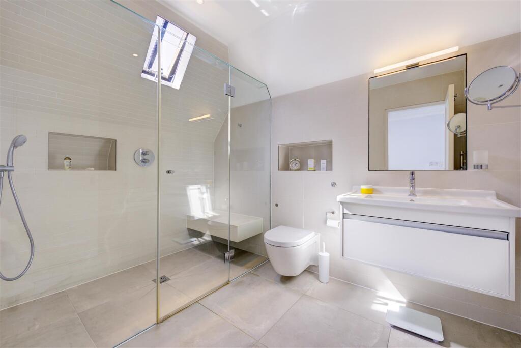 D0341 88 kingsley way topBath.jpg