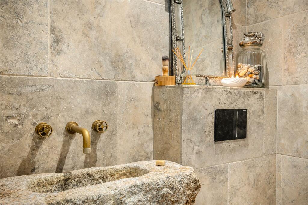 8568517-interior45.jpg