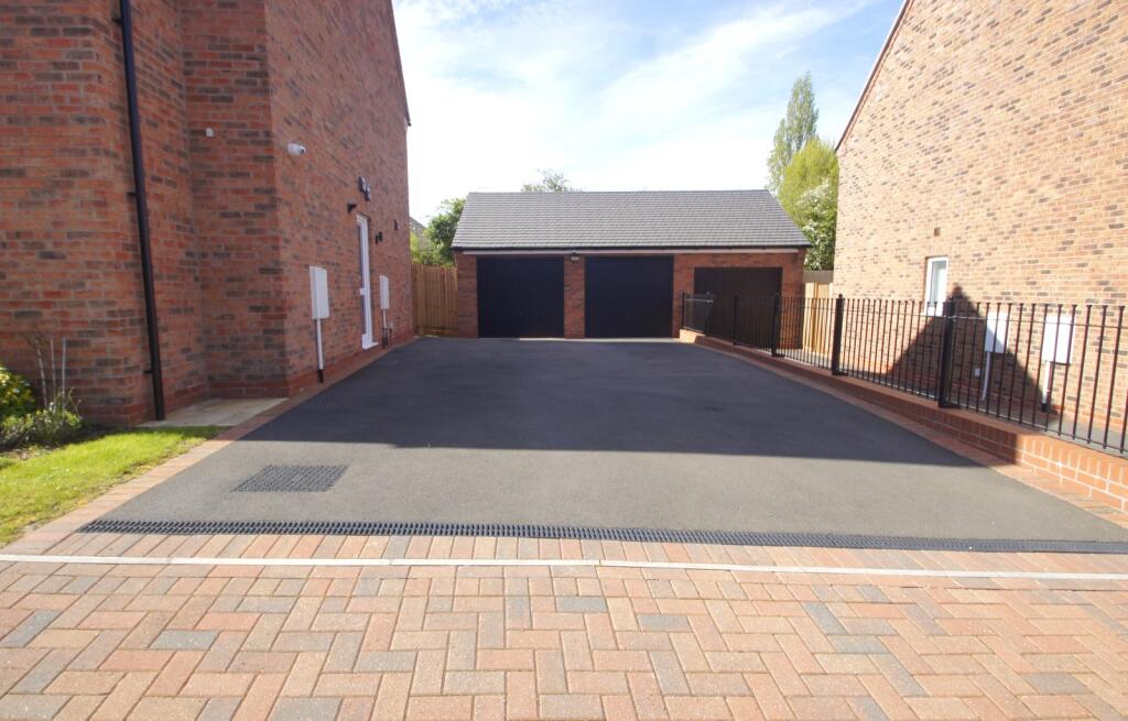 Driveway/Dgarage