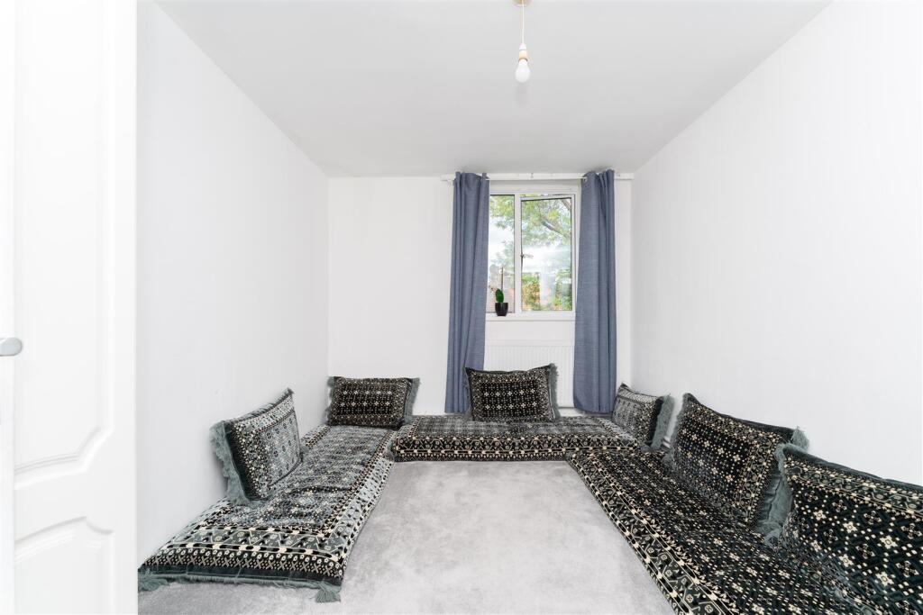 176 Gloucester Bed 1.jpg