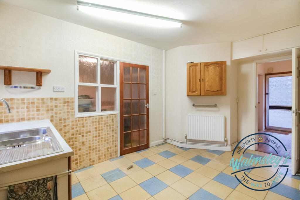 Kitchen breakfast room towards hallway