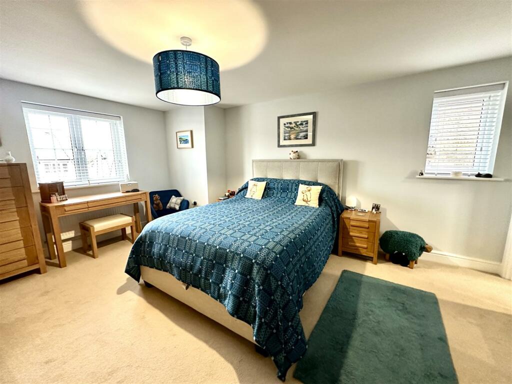 MAIN BEDROOM