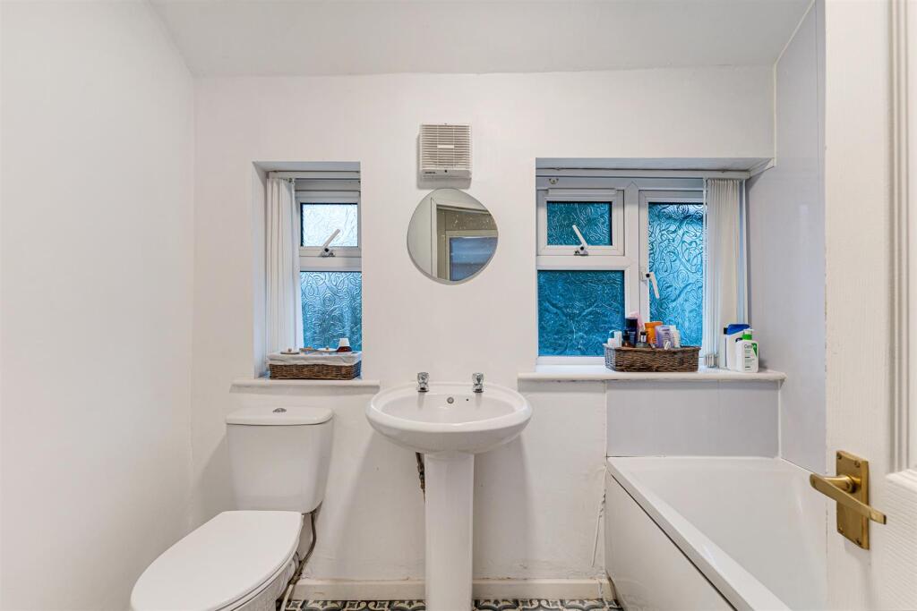 118 Coronation Drive bathroom.jpg