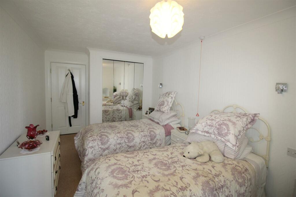 Lystra Court, 17 - Bedroom One 2.JPG