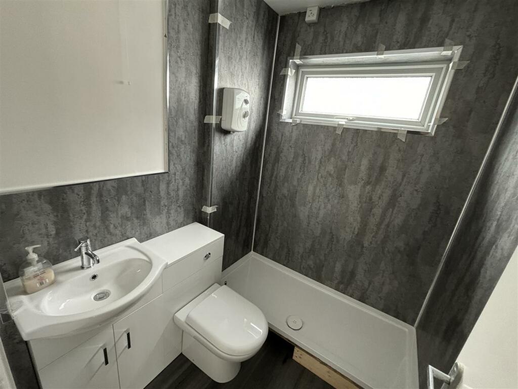F3GH-shower room new.JPG
