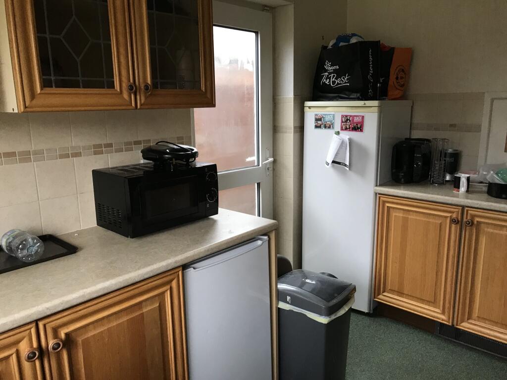 17 Ravendale Drive - Kitchen.jpg