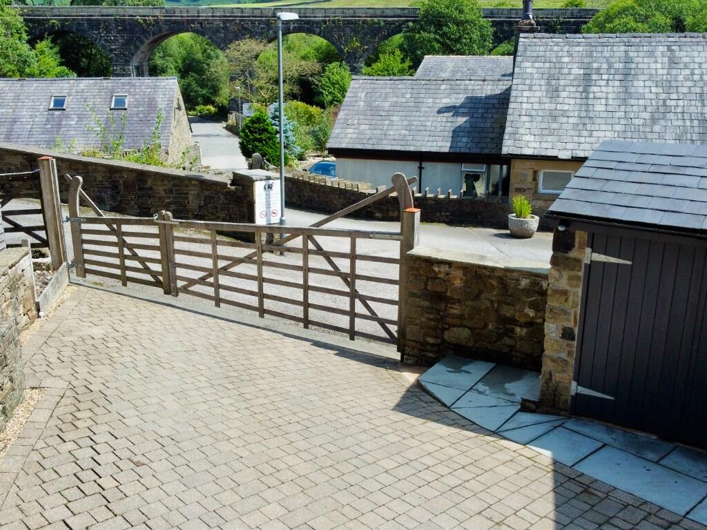 DRIVEWAY &amp; GATES