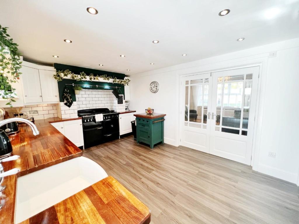 Kitchen pic 3.jpg