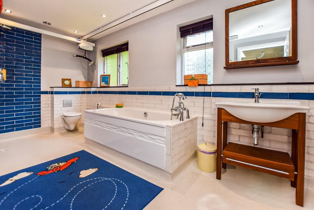 Spacious bathroom