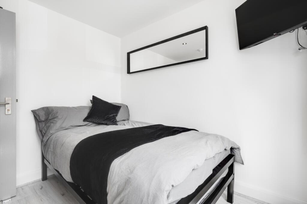 A bright and tidy double bedroom featuring mode...